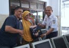 Peringati Hari Ibu KAI Daop 7 Madiun Sapa Pelanggan di Stasiun Madiun