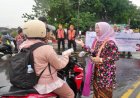 KAI Daop 7 Madiun Gelar Sosialisasi Keselamatan di Perlintasan Sebidang Kenakan Busana Kebaya