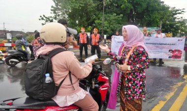 KAI Daop 7 Madiun Gelar Sosialisasi Keselamatan di Perlintasan Sebidang Kenakan Busana Kebaya